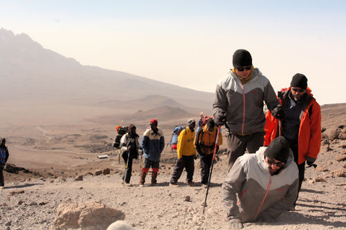 Spencer et Alex (marchant derrière Spencer) lors de leur ascension du Kilimandjaro.